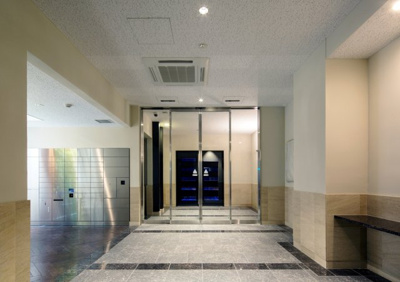 【エントランス】 | セルアージュ横濱桜木町ラフィネ | 広々気持ちの良いエントランス。逆撮り。