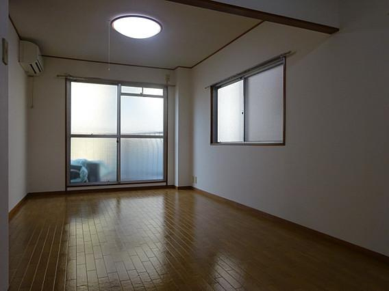 KMSコートの居間・リビング