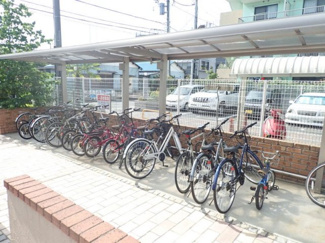 【その他共用部分】 | 屋根付きの駐輪場で雨が降っても大切な自転車が濡れなくてすみますね♪駅まで自転車もおすすめです！
