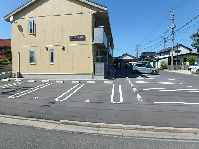 カミーユ上福原の駐車場