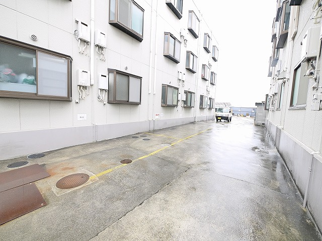 ハイタウンA棟の駐車場