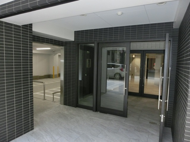 Uresidence新大阪のエントランス