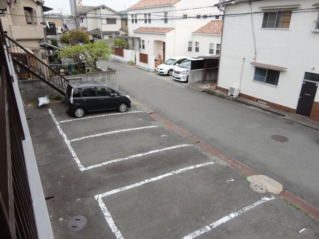 ハイツイズモの駐車場