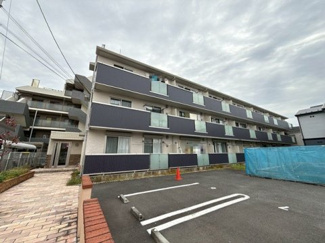 【外観】 | ワンちゃん・ネコちゃんと一緒に暮らせる3階建てアパート♪複数沿線利用できる「日吉」駅まで徒歩圏内！コンビニやドラッグストアも近くて便利な住環境です☆
