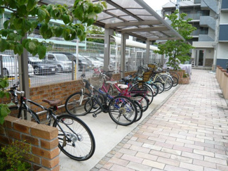 【その他共用部分】 | 屋根付きの駐輪場があるので雨が降っても安心です☆駅まで自転車もおすすめです！