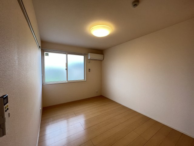 グランマルシェの洋室|北側洋室6帖・照明、エアコン付