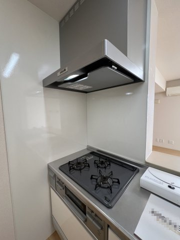 グランマルシェの設備|グリル・3口コンロ付きのシステムキッチン