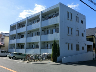 【外観】 | プライムヒルズ | 自動車を見ると分かりますが、通常の１階よりも高さがあります