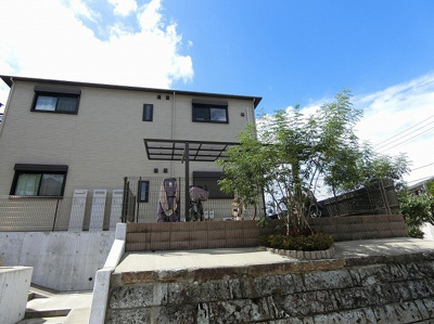 【外観】 | ラフィーネ | 小田急線「百合ヶ丘」駅まで徒歩圏内の2階建てアパート♪コンビニが近くにあるのでちょっとしたお買い物に便利な立地です♪