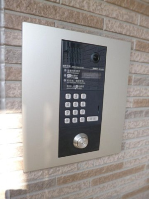 【エントランス】 | ラフィーネ | 共用エントランスは不審者の侵入を未然に防ぐオートロック付き！防犯対策充実しています◎