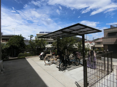 【その他共用部分】 | ラフィーネ | 屋根付きの駐輪場があるので雨が降っても安心です☆自転車はちょっとした移動手段に便利ですよね！
