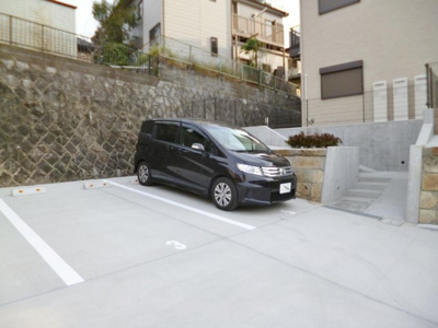【駐車場】 | ラフィーネ | いつでも目の届く敷地内に駐車場を完備しています♪荷物がかさばりがちなお買物にも、車があると便利ですよね☆
