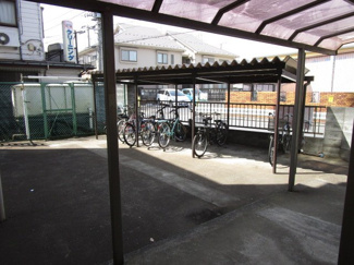 【周辺】 | 屋根付き駐輪場。