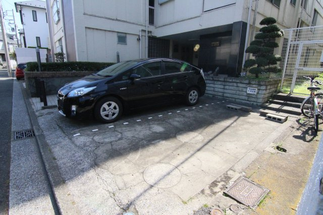 ニチモ日吉第一コーポラスの駐車場