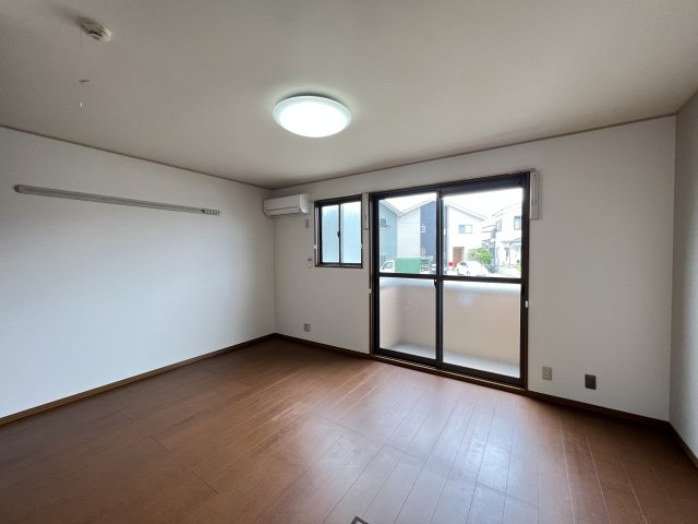 シャルマンの洋室|居室照明付きの10帖です。