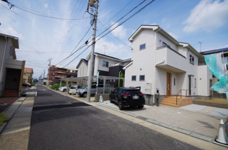 【前面道路含む現地写真】 | 1号棟　現地（2018年06月）撮影
区画整理地内、新しい街並みが広がっています。
子育てに適したのどかで静かな住宅地でありながら近隣商業施設充実。