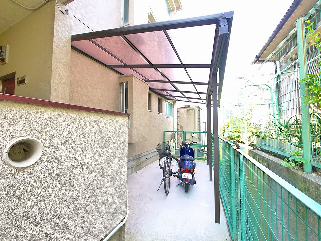 ハイツ平沼のその他共用部分|ゆったりとした駐輪スペース。