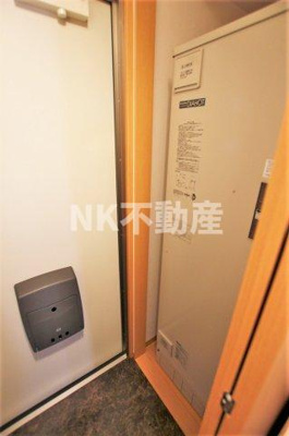 【玄関】 | リバーサイド・ルーチェ（高井田賃貸） | 収納もある玄関です