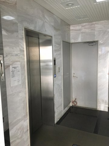 麹町高善ビルのエントランス