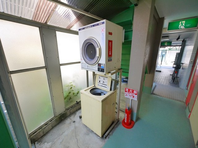 メイコウハイツのその他共用部分|共用のコインランドリーがございます。