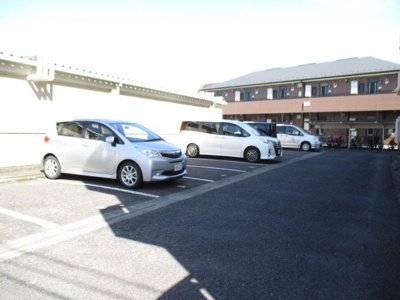 【駐車場】 | ディアコート向ヶ丘 | いつでも目の届く敷地内に駐車場を完備しています♪荷物がかさばりがちなお買物にも、車があると便利ですよね☆