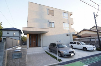 【外観】 | アプローチを含め、周囲と調和した建物です。