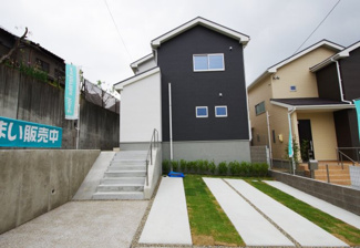 【外観】 | 竜泉寺街道から少し南西に入り閑静な住宅街です！
接道が北面ですが日当たりは良好です！！
外構は砂利敷き仕上げが多い中、コンクリ、洗い出し、
芝敷まで施工してあるので外構の追加工事が不要の物件と言えます