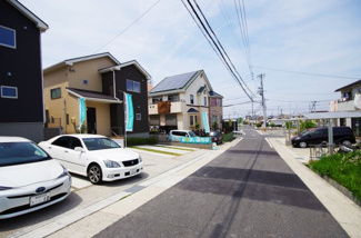 【前面道路含む現地写真】 | 前面道路は6ｍで駐車しやすいです！！抜け道にもなっていないので交通量も少ないです！！
近くには遊歩道もありますので下志段味公園には遊歩道でお散歩できます！