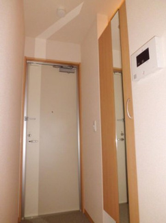 【展望】 | 室内から玄関への景観です！玄関には全身ミラー付きでお出かけの時の身だしなみ確認もばっちりです♪