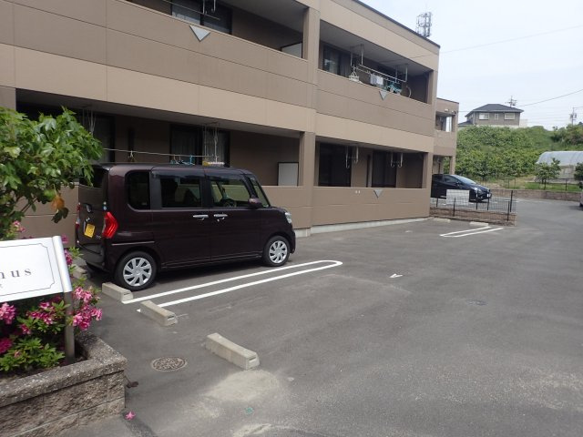 ルピナスの駐車場