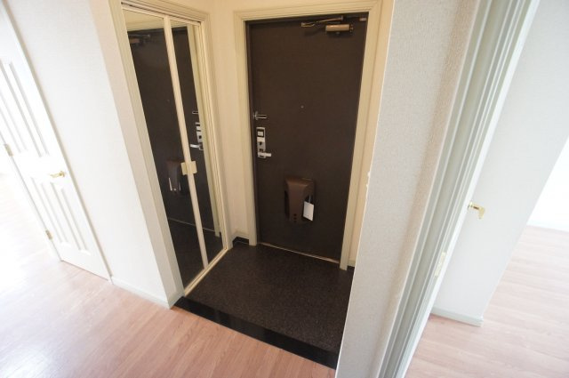 クリスタルハイツＡの玄関