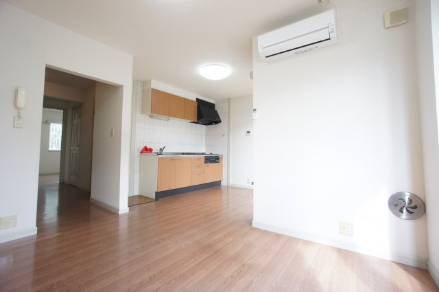 クリスタルハイツＡの居間・リビング