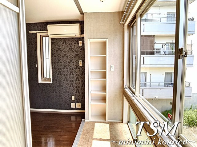 Ｑｕａｔｒｅ　Ｄｅｍｅｕｒｅの設備|サンルームに収納棚が備え付けられています