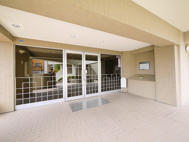 ネオハイツ学園前Ⅴ番館のエントランス|清潔なエントランスです