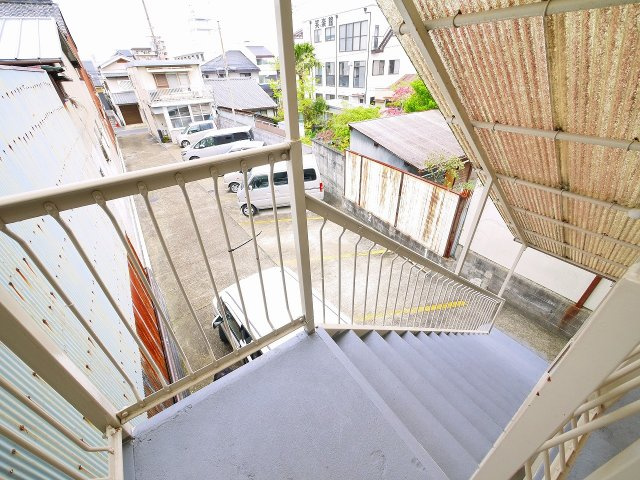 辰巳ハイツのその他共用部分|屋根付きの階段です