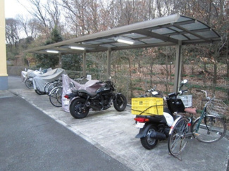 【その他共用部分】 | 屋根付きの駐輪場で雨が降っても大切な自転車が濡れなくてすみますね♪自転車があれば通勤・通学、お買い物にも便利です☆
