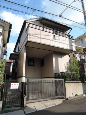 【外観】 | 南区中里3　リフォーム済み軽量鉄骨造戸建 | ハウスメーカー『ＰａｎａＨｏｍｅ』施工の軽量鉄骨造の建物です。