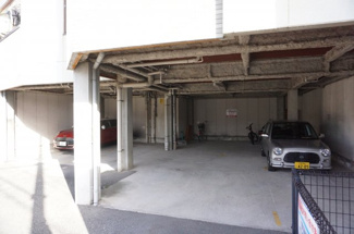 【駐車場】 | 雨に濡れない屋根付きの駐車場・駐輪場です。