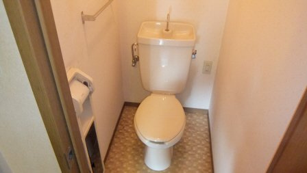 サニーコート田辺のトイレ|トイレに棚付きです♪