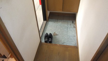 サニーコート田辺の玄関|下駄箱付きの玄関です