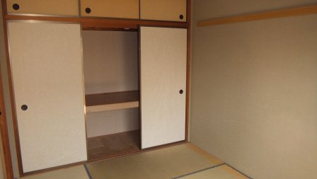 サニーコート田辺の居間・リビング|天袋収納も充実！