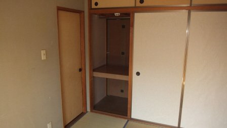 サニーコート田辺のトイレ|トイレの上の棚付いています。