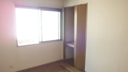 サニーコート田辺の居間・リビング|南西向きで日当り良好です