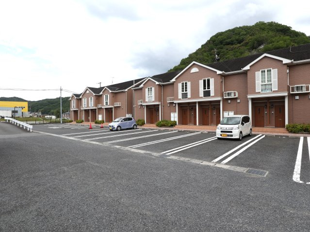 リヴァーグレイスＡの駐車場