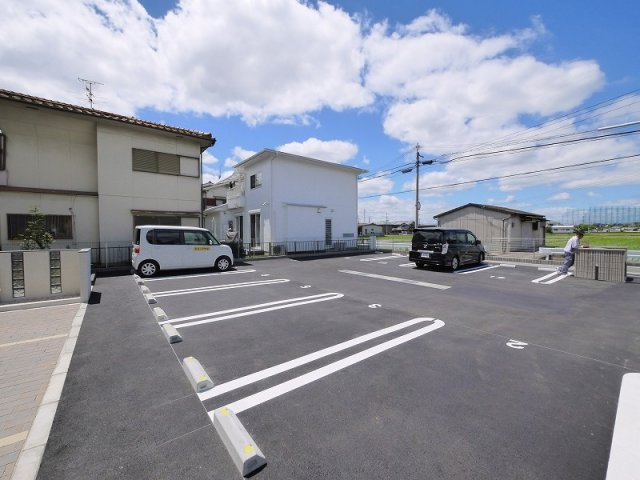 エレガンスの駐車場|車をお持ちの方に嬉しい駐車場付きの物件です