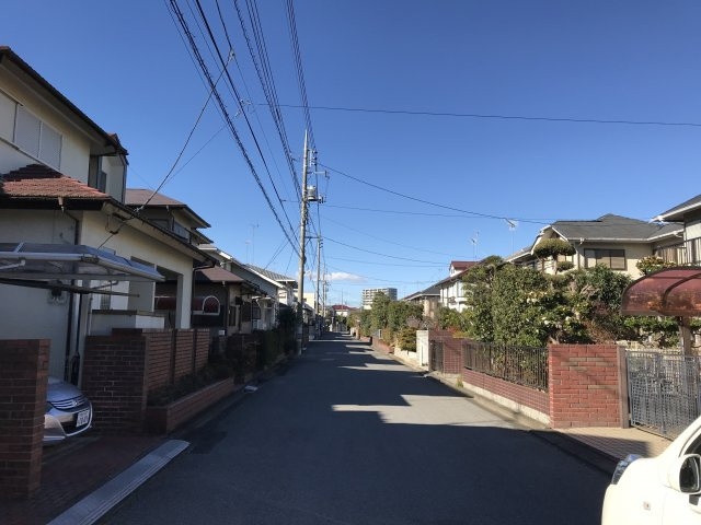 鴻巣市赤見台４丁目の中古一戸建の前面道路含む現地写真