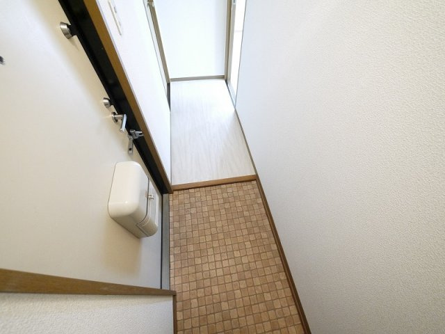 サニーコートB（杏町）の玄関|明るい玄関です