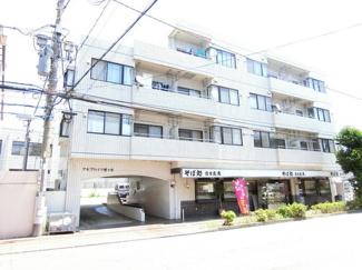 【外観】 | 東急田園都市線「梶が谷」駅まで徒歩5分！コンビニが近くて便利な鉄筋コンクリートの4階建てマンションです♪駅近で通勤・通学にも便利！