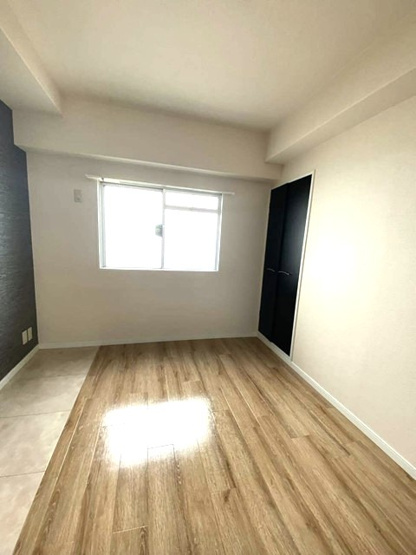 【洋室】 | アルプハイツ梶ヶ谷 | 洋室4.5帖☆クローゼットがあります♪お洋服がスッキリ収納できて、整理しやすくなりますね☆