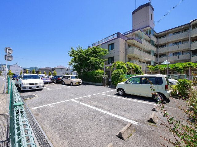 ディオフェルティ奈良新大宮の駐車場|車をお持ちの方に嬉しい駐車場付きの物件です